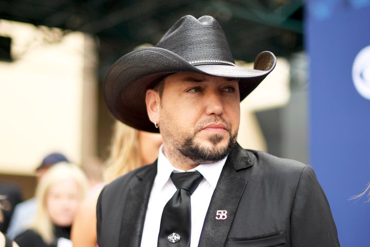 Jason Aldean wore a gold pin for Route 91 victims at the ACM Awards in Las Vegas.