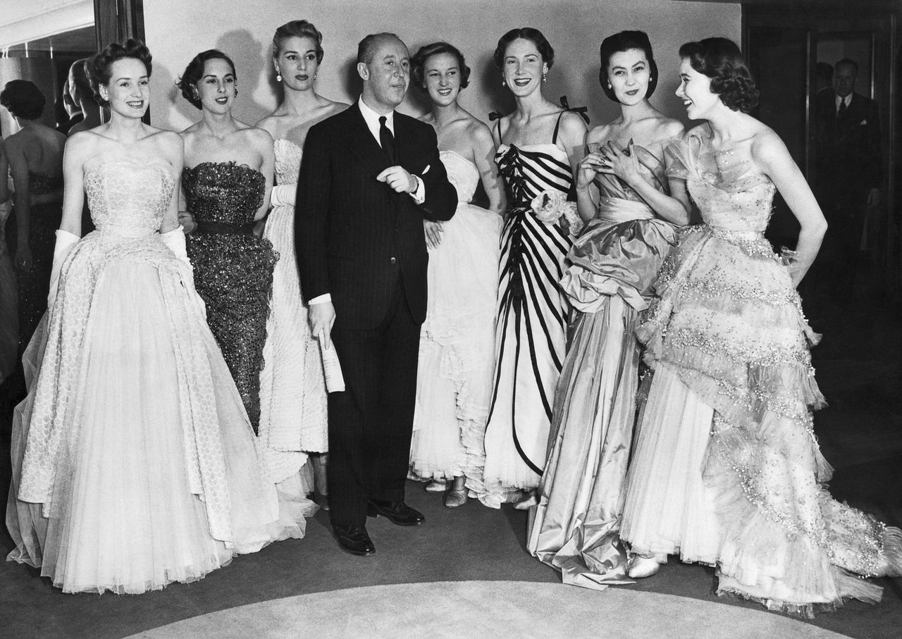 O Christian Dior ποζάρει με τα μοντέλα του μετά από μια επίδειξη μόδας.