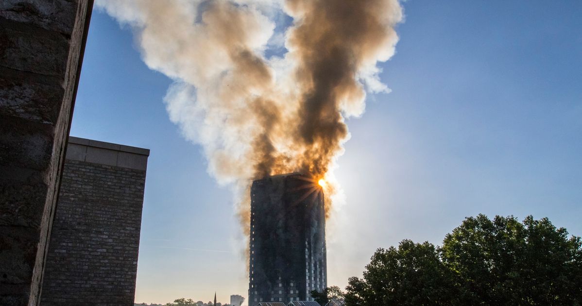 Пожар башни. Гренфелл Тауэр пожар. Grenfell Tower в Лондоне пожар. 2017: Пожар в Grenfell Tower в Лондоне. Гренфелл Тауэр Лондон.