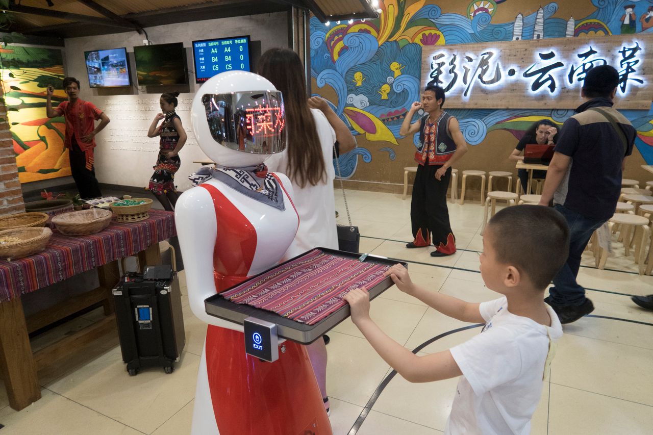 <em>Ένα ρομπότ σερβιτόρος σε εστιατόριο στη Σανγκάη </em>