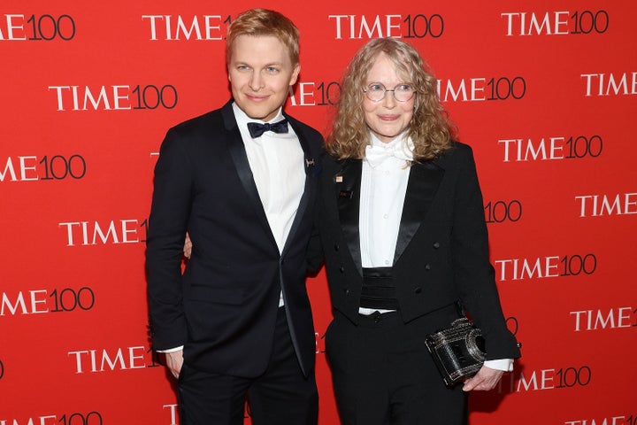 O Ronan Farrow με τη μητέρα του, Mia Farrow.