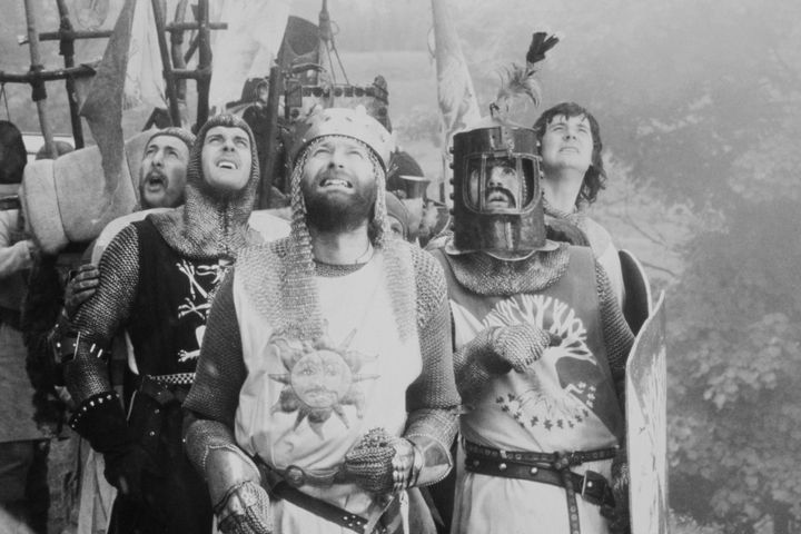 Από δεξιά: ο Eric Idle, ο John Cleese, ο Graham Chapman, ο Terry Jones και ο Michael Palin σε μια σκηνή της ταινίας «Monthy Python και το Άγιο Δισκοπότηρο», σε σκηνοθεσία των Terry Gilliam και Terry Jones (1975).