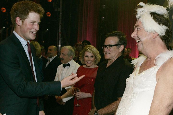 Ντυμένος κύκνος για μια φιλανθρωπική παράσταση, εδώ, σε συνάντησή του με τον πρίγκιπα Harry και δίπλα του, ο Robin Williams και η Joan Rivers.
