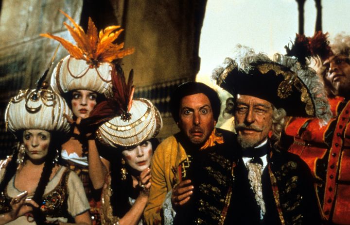 Κάνοντας μια γκριμάτσα σε μια σκηνή της ταινίας «Οι περιπέτειες του Βαρόνου Μινχάουζεν» (1988). 