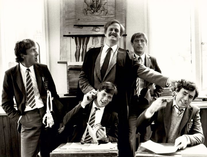 Στα αριστερά, ο Eric Idle σε μια σκηνή της ταινίας «Monty Python's The Meaning of Life» (1983).