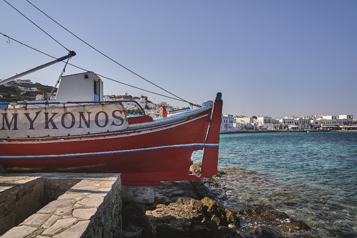 Ένα παραδοσιακό καΐκι στο παλιό λιμάνι. 