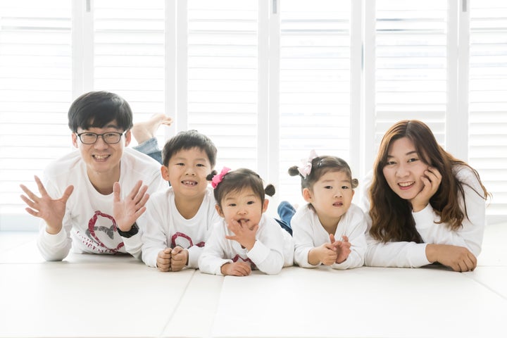 하을이네 가족. (왼쪽부터) 아빠, 첫째 하람이, 막둥이 하을이, 둘째 하린이, 그리고 엄마