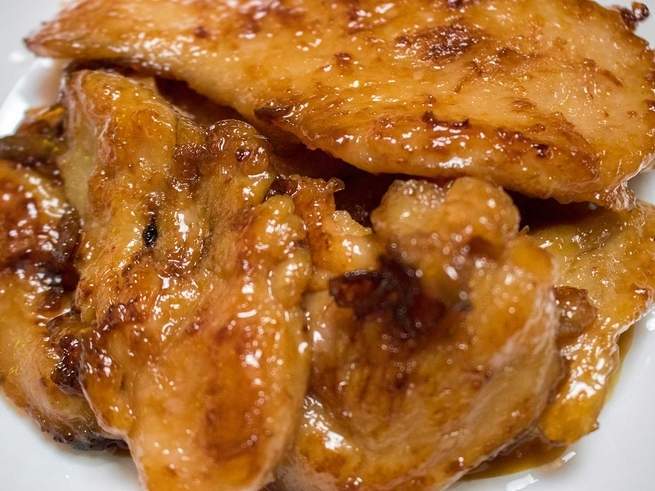 <p>Tocilog (tocino + sinangag + itlog)</p>