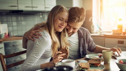 10 pequeñas cosas que hacen las parejas felices por las