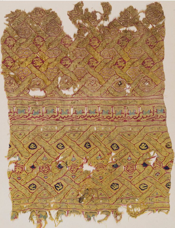 Τμήμα μεταξωτού υφάσματος με σχηματοποιημένη επιγραφή. Αίγυπτος, 12ου αιώνα. Ύψος 25 εκ