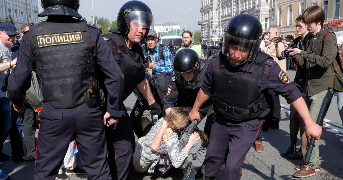 Бьют омон. Полиция России на митингах.