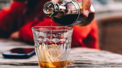 Einzigartige Krankheit: Frau trinkt Glas Cola und wird sofort ohnmächtig