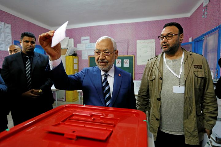 Ο Rached Ghannouchi, επικεφαλής του κόμματος Ennahda, ψηφίζει σε ένα εκλογικό κέντρο για τις δημοτικές εκλογές στην Τύνιδα, στην Τυνησία