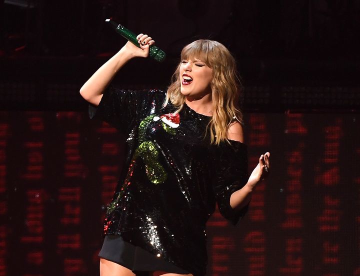 Taylor Swift performs at iHeartRadio Jingle Ball 2017.