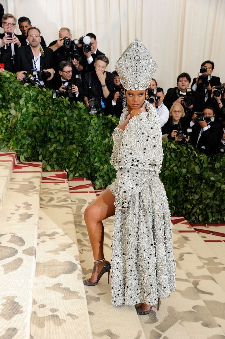 Met Gala 2018: Rihanna's Pope-Inspired Outfit Has Fans Queueing Up To ...