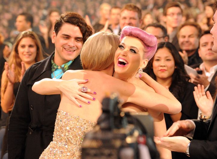 Taylor and Katy embrace at the 2011 AMAs