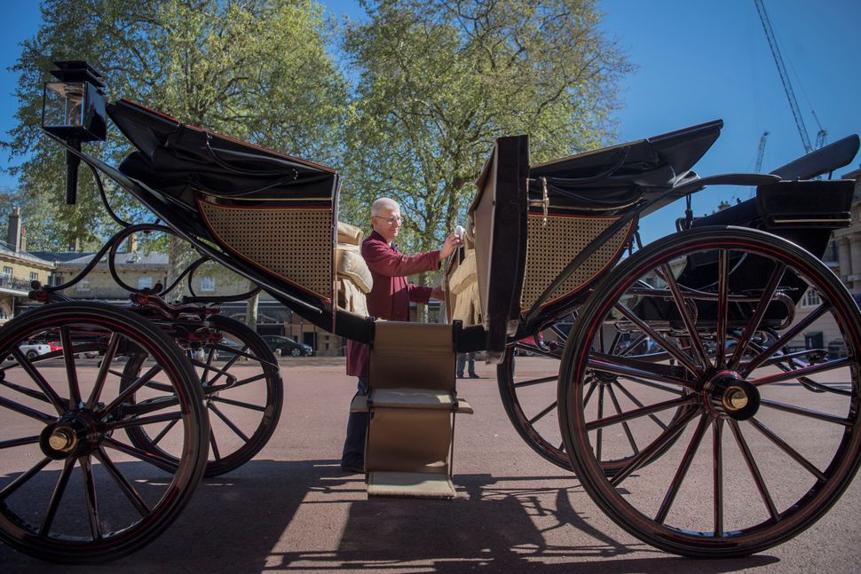 Η ιστορική άμαξα Ascot Landaus θα οδηγήσει τους νεόνυμφους σε μια διαδρομή κατά μήκος της πόλης