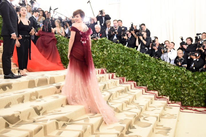 H Scarlett Johansson με φόρεμα Rodarte στο πρόσφατο γκαλά του MET Museum.