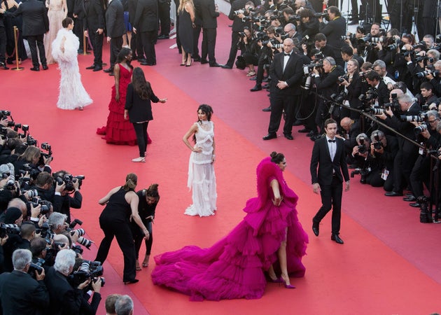 A conveyor belt of stars posed on the red carpet