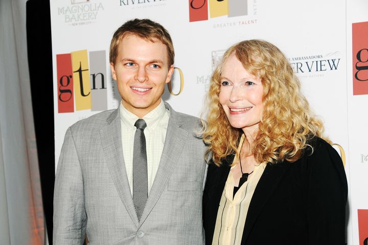 Με τη μητέρα του, Mia Farrow, το 2012. 