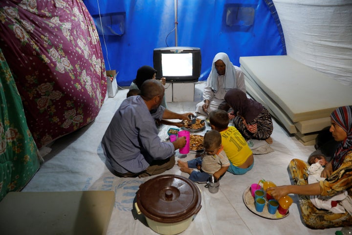 Une famille irakienne rompt le jeune pendant le ramadan au camp de réfugiés al-Khazir, près d'Erbil, Irak, 10 juin 2017.