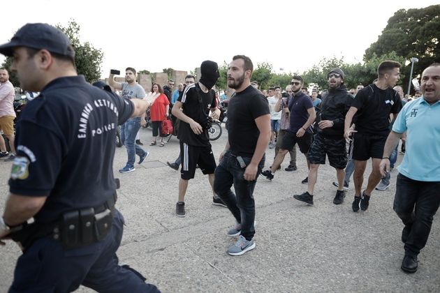 Επίθεση σε Μπουτάρη με μπουκάλια, κλωτσιές και μπουνιές κατά τις εκδηλώσεις  για την Γενοκτονία των Ποντίων | HuffPost Greece