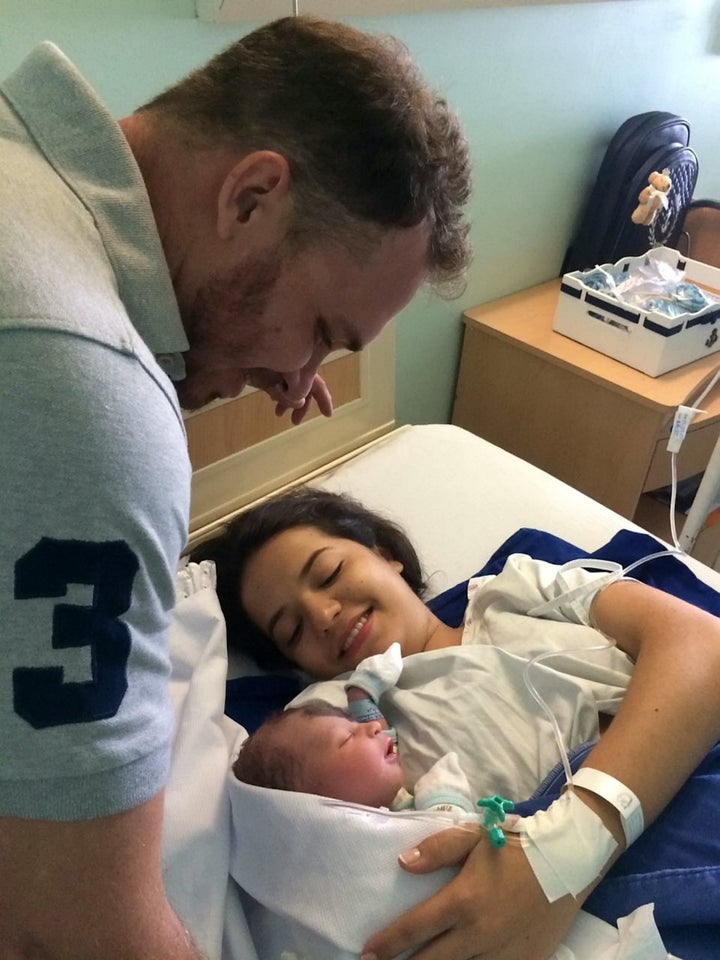 Carolina Giraldelli and her husband João Renato Cestari shortly after their son Enzo was born.