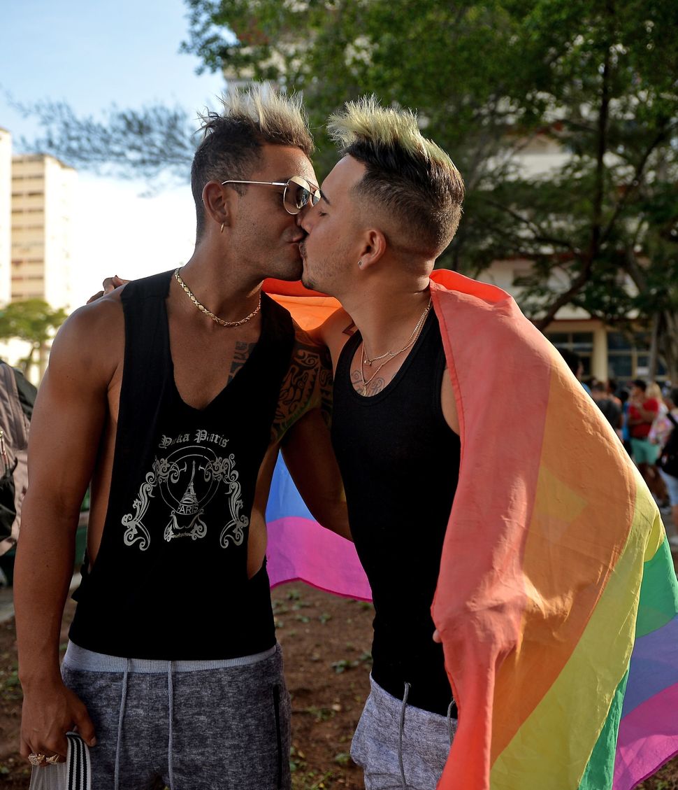37 Beautiful Photos Of Lgbtq Pride Celebrations Around The World Huffpost 1361