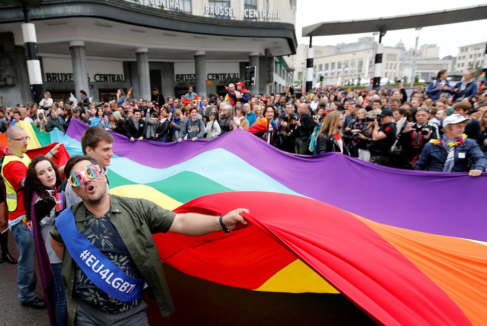 37 Beautiful Photos Of Lgbtq Pride Celebrations Around The World Huffpost 5423