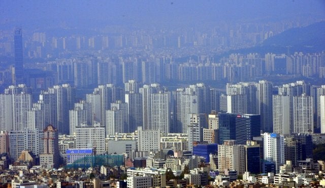 한국은 아파트 위주 주거 형태여서 가정용 충전기를 설치하기가 쉽지 않다. 