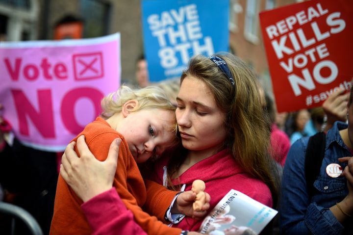 Une femme et son neveu participent à un rally pro-vie à Dublin.