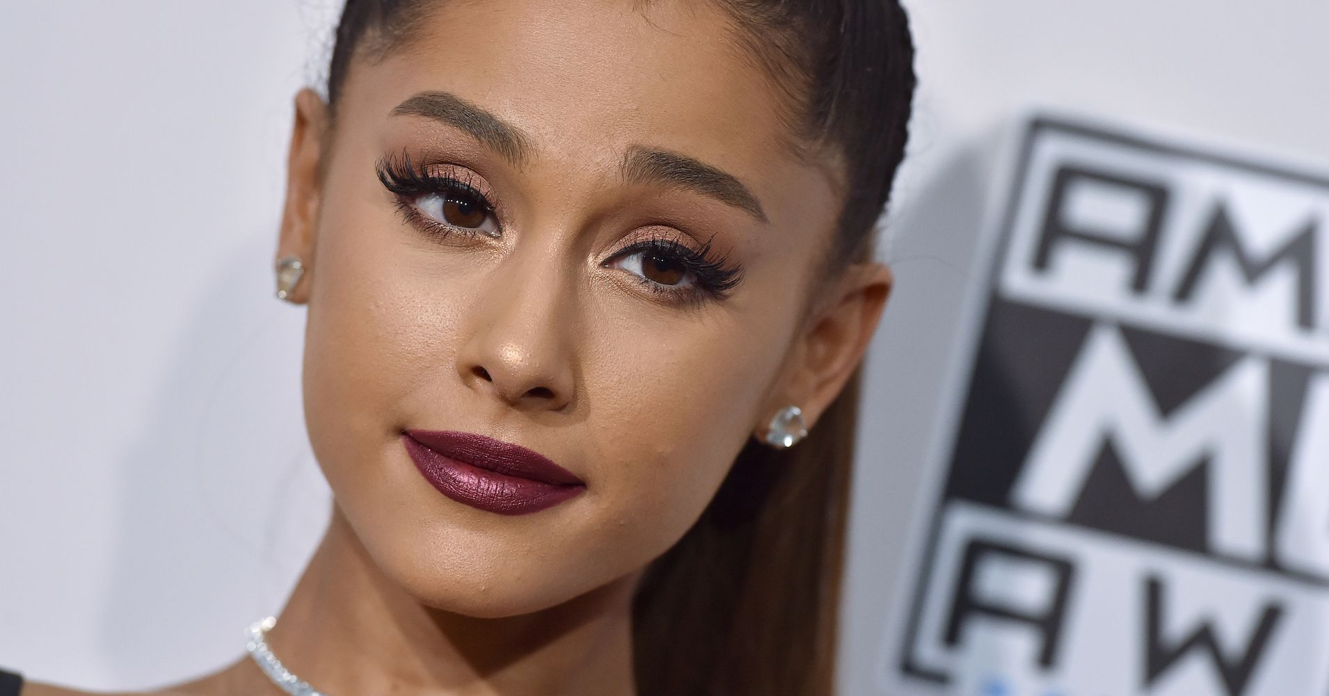 Ariana Grande Reveals Bee Tattoo In Honor Of The Manchester Attack ...