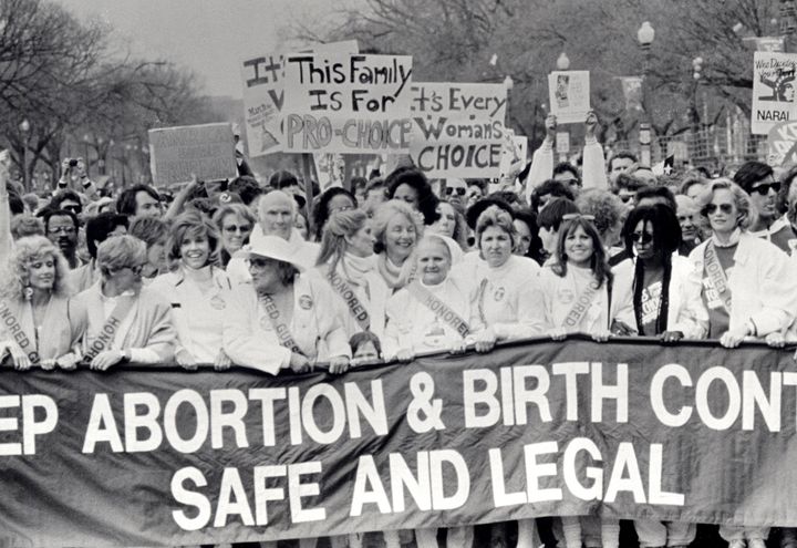 H Jane Fonda, τρίτη από αριστερά, στην πορεία υπέρ της άμβλωσης στην Washington. Μαζί της, οι Morgan Fairchild, Bella Abzug, Judy Collins, Molly Yard, Eleanor Goldberg, Marlo Thomas, Whoopi Goldberg και Cybill Shepherd. 