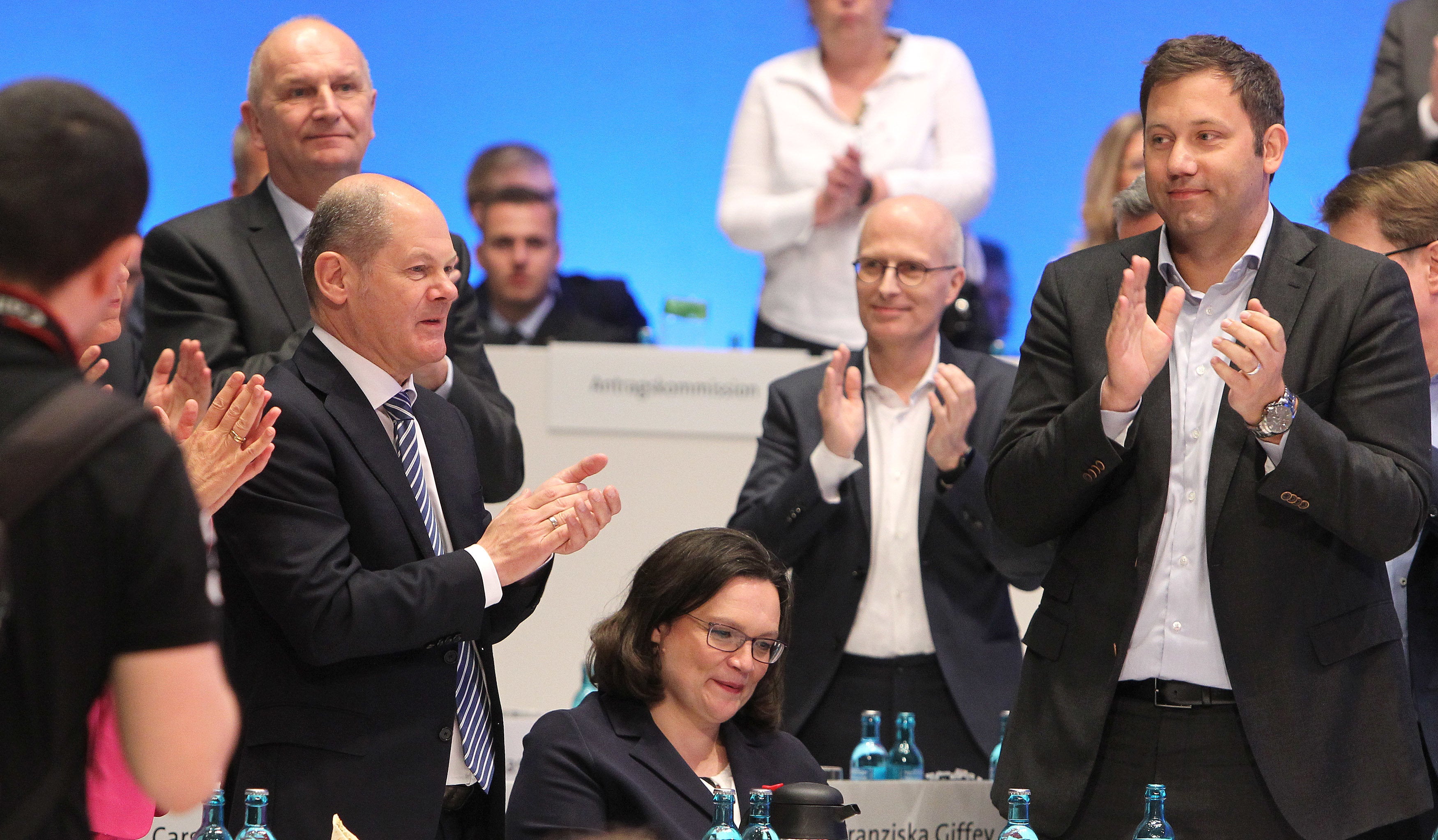 DANIEL ROLAND via Getty Images Klatscht dieser Tage der AfD Beifall Die SPD