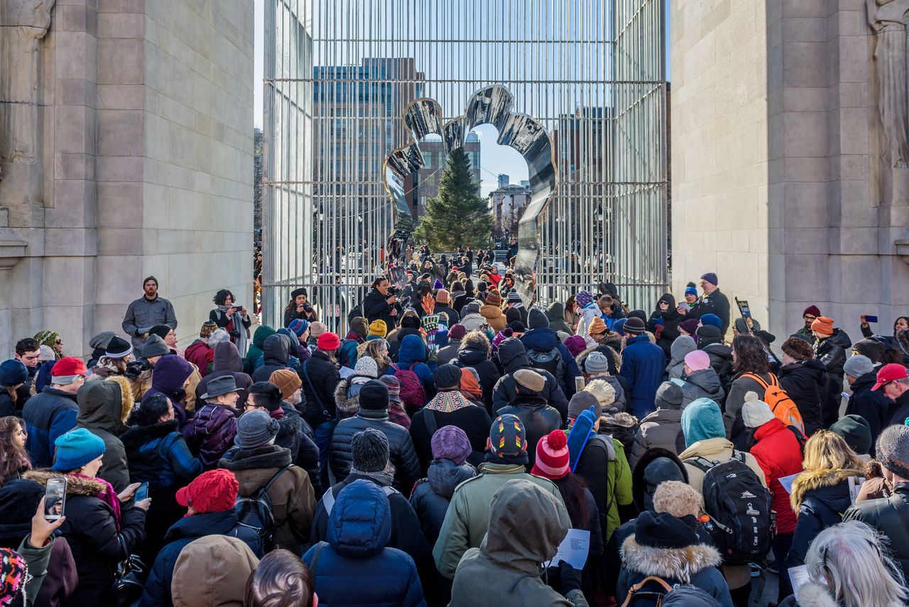 H πύλη που σχεδίασε ο Ai Wei Wei, το κατώφλι της οποίας περνούαν όσοι αντιδρούσαν στην καταπίεση μειονοτήτων.