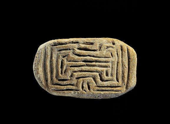 Πήλινη σφραγίδα από το Σέσκλο, από τις μεγαλύτερες του είδους της. Χρονολογείται στη Μέση Νεολιθική περίοδο (5800-5300 π.Χ.).