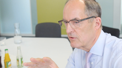 Unternehmer Gisbert Rühl im Interview mit KI-Entwickler Christian