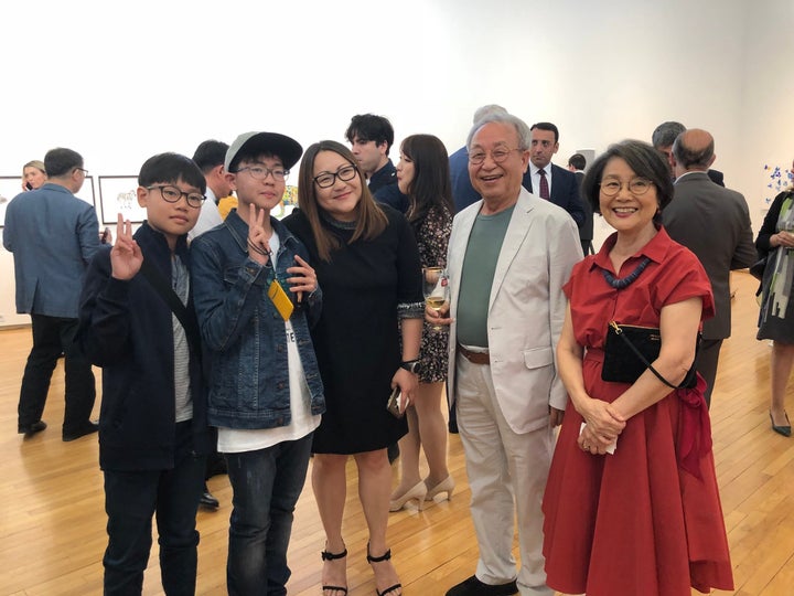 왼쪽부터 이 할아버지의 손자들, 딸 이미루씨, 이찬재 할아버지, 안경자 할머니. 