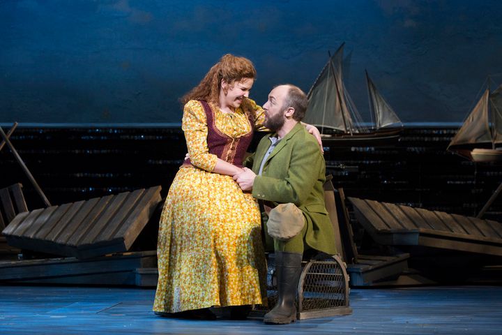 “The show does make you feel good in so many ways, especially when you get to see these characters triumph,” Mendez, with co-star Alexander Gemignani, said of "Carousel." 
