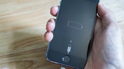 Τελειώνει η μπαταρία στο iPhone; Αυτό το απλό κόλπο θα φορτίσει το κινητό σε πέντε