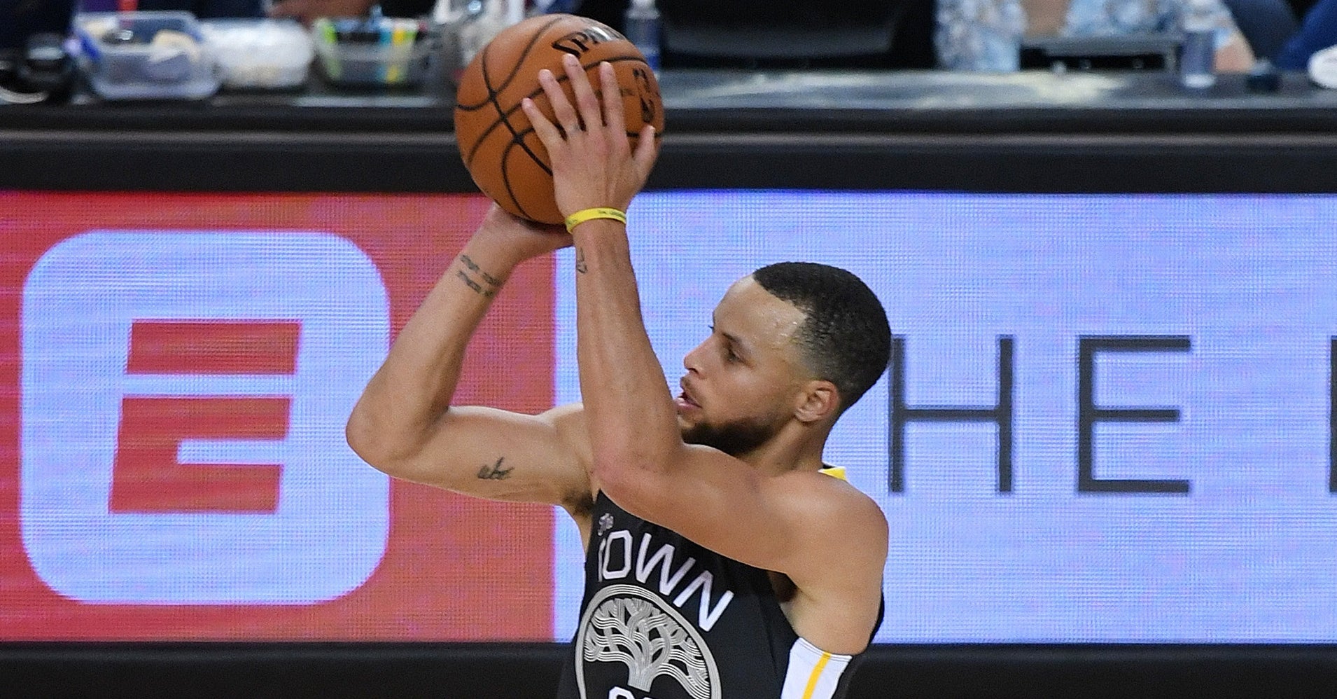 Watch Steph Curry s Record 3 Pointers Ruin Cavaliers In Game 2 Of NBA