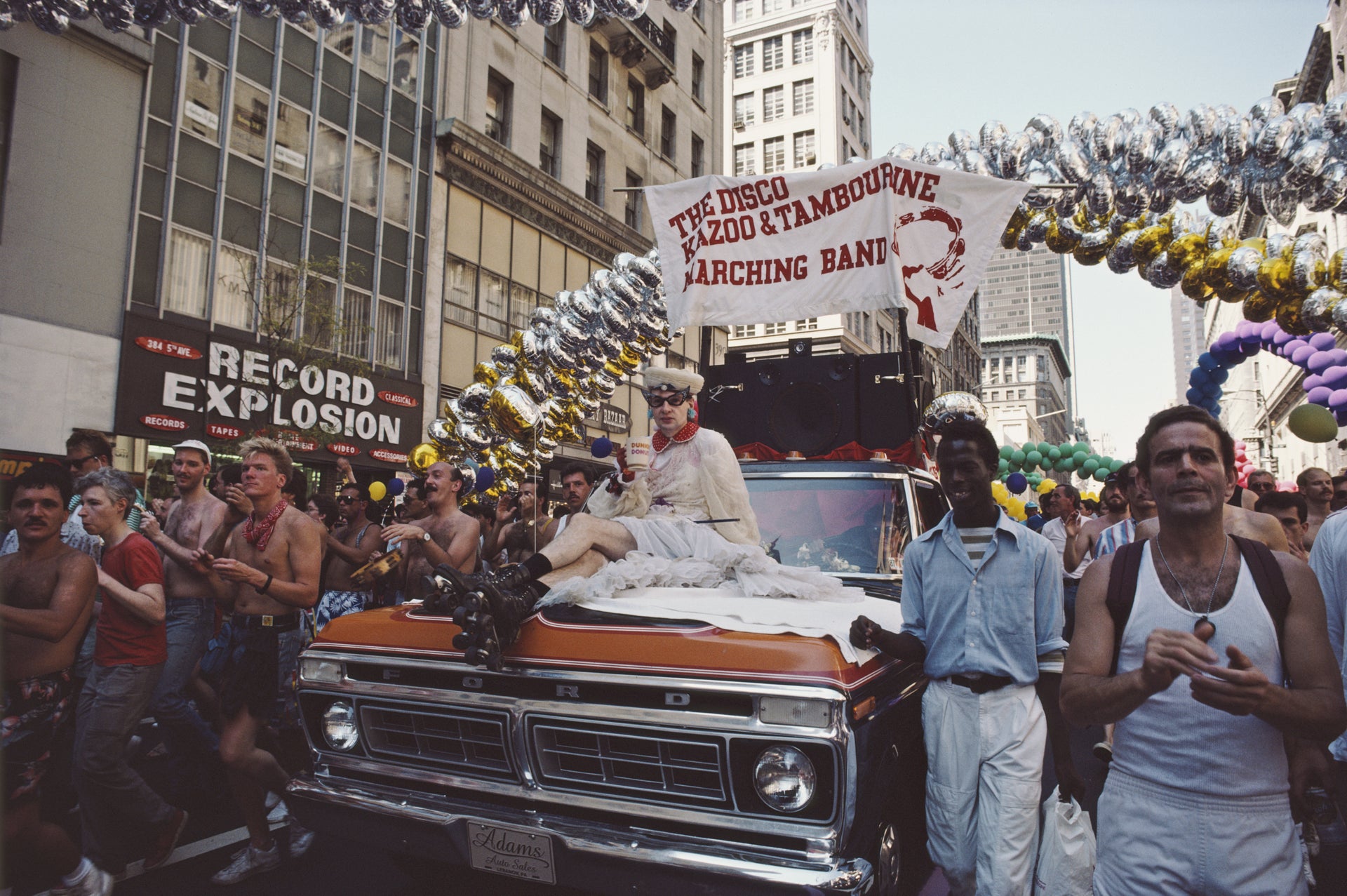 22 Incredible Photos Of LGBTQ Pride Celebrations Over The Decades ...
