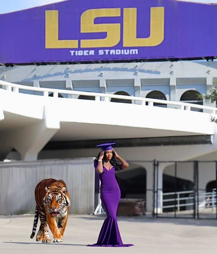 Ronlonda Robinson also wanted to be the first to Photoshop the school’s mascot into her photos. 