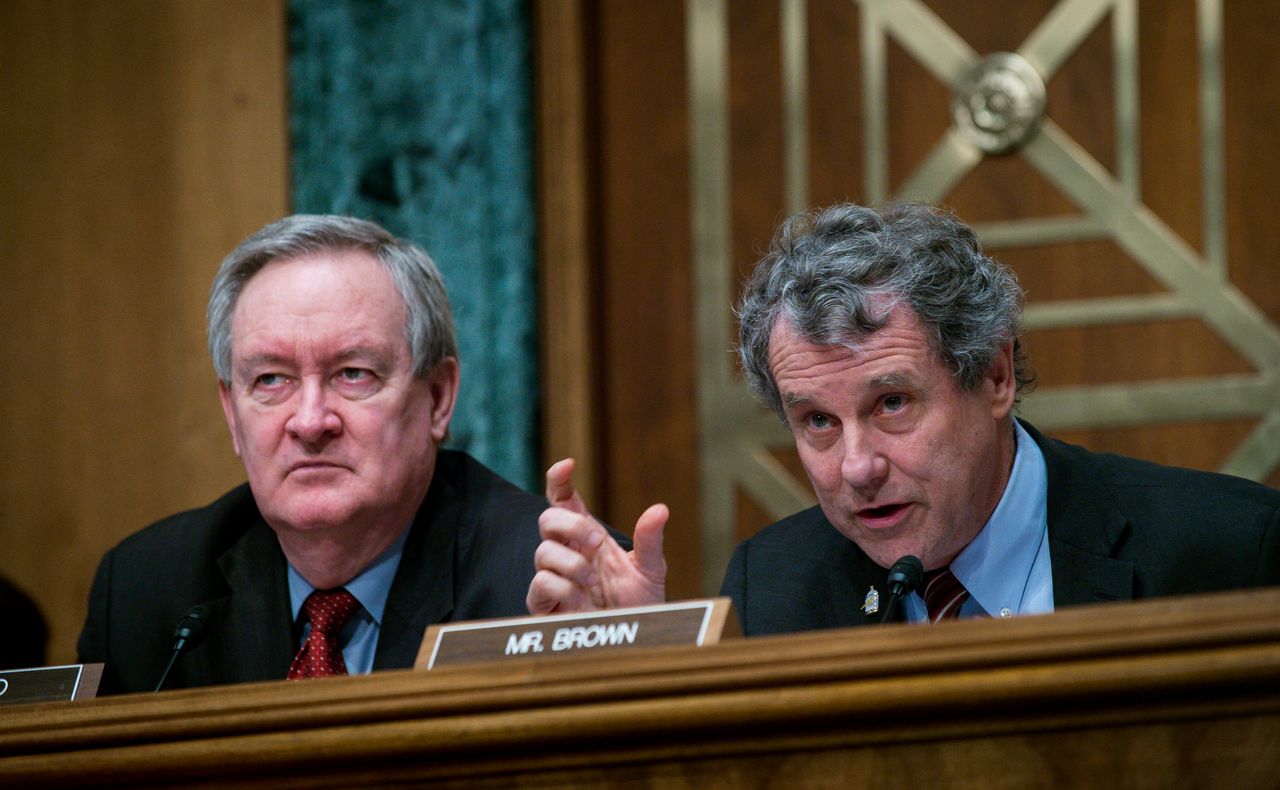 The Senate banking committee chairman, Mike Crapo (R-Idaho), left, went around Sherrod Brown (D-Ohio), the ranking member, to work with more conservative Democrats on the bill.