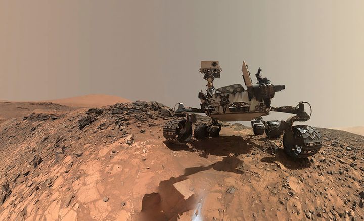 O rover Curiosity da NASA Ã© visto na parte inferior da Mount Sharp neste autorretrato de baixo Ã¢ngulo tirado em 15 de agosto de 2015.