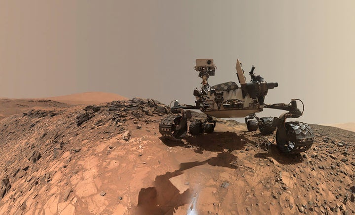 O rover Curiosity da NASA Ã© visto na parte inferior da Mount Sharp neste autorretrato de baixo Ã¢ngulo tirado em 15 de agosto de 2015.