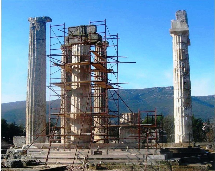 Η πρόοδος της αναστήλωσης του αρχαίου Ναού του Διός στη Νεμέα το 2005.