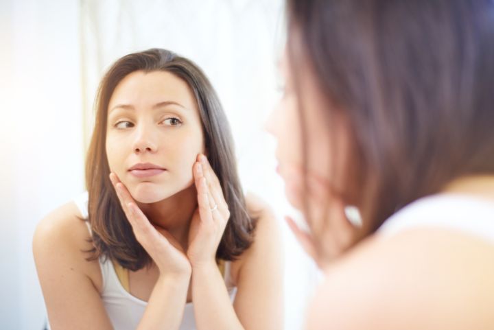 Lávate la cara todas las mañanas para evitar irritaciones de la piel.