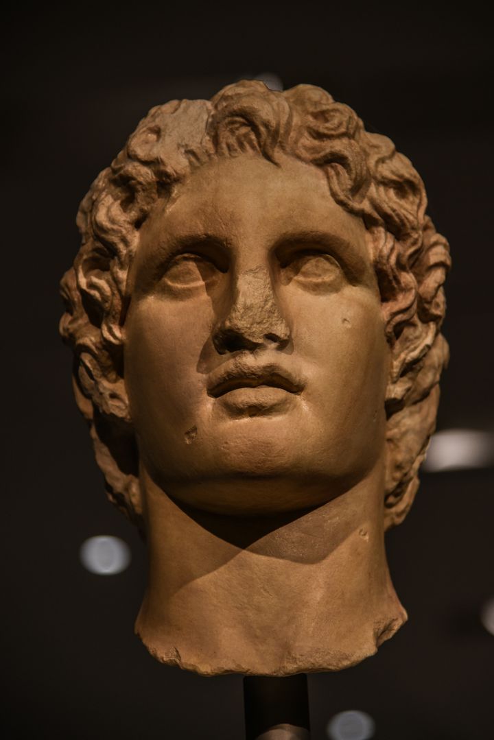 Η προτομή του Μεγάλου Αλεξάνδρου, που βρέθηκε το 1886 κοντά στο Ερέχθειο και σήμερα εκτίθεται στο Μουσείο της Ακρόπολης