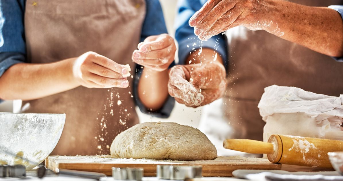 Make pan. Выпекание хлеба. Выпечка в руках. Хлеб в руках пекаря. Месить тесто.